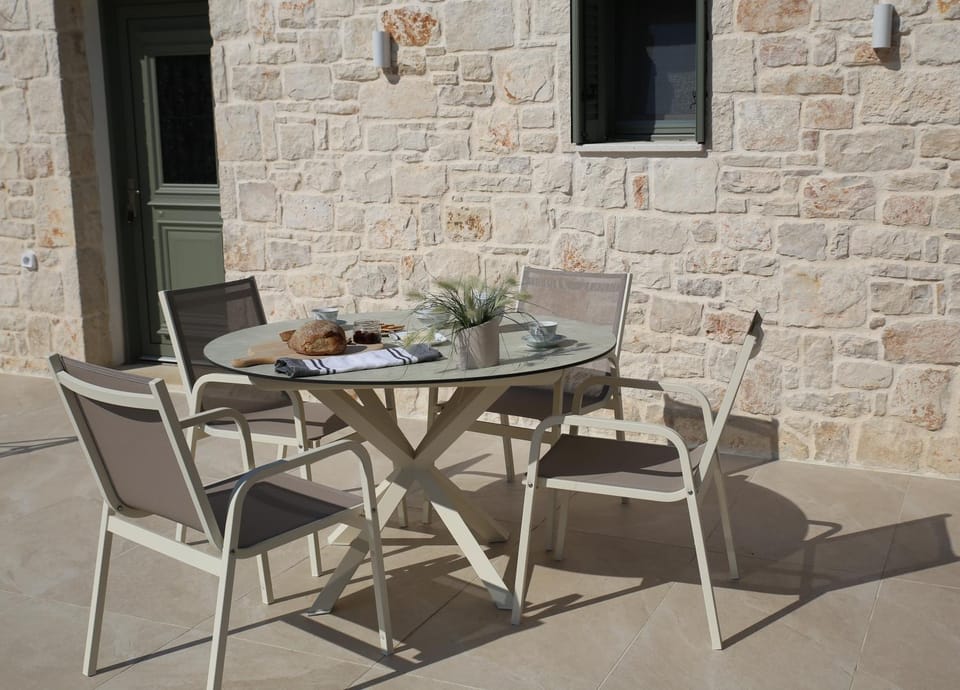 Day, Seating area