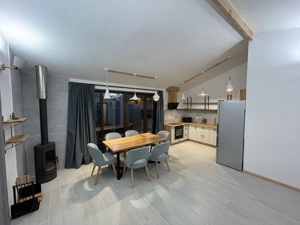 Kitchen or kitchenette, Living room, Seating area, Dining area, fireplace, oven, pet friendly