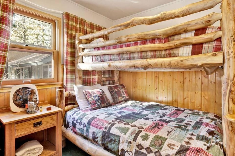 Bear Paw Cottage~ Hot Tub~ Resort Base Camp Cottage~ House in Big Bear