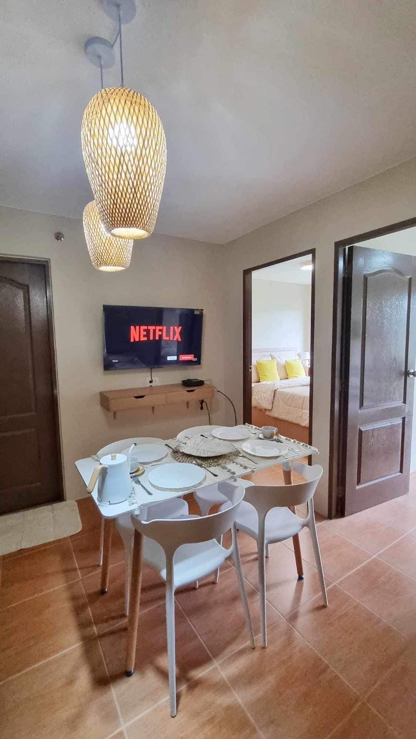 TV and multimedia, Seating area, Dining area