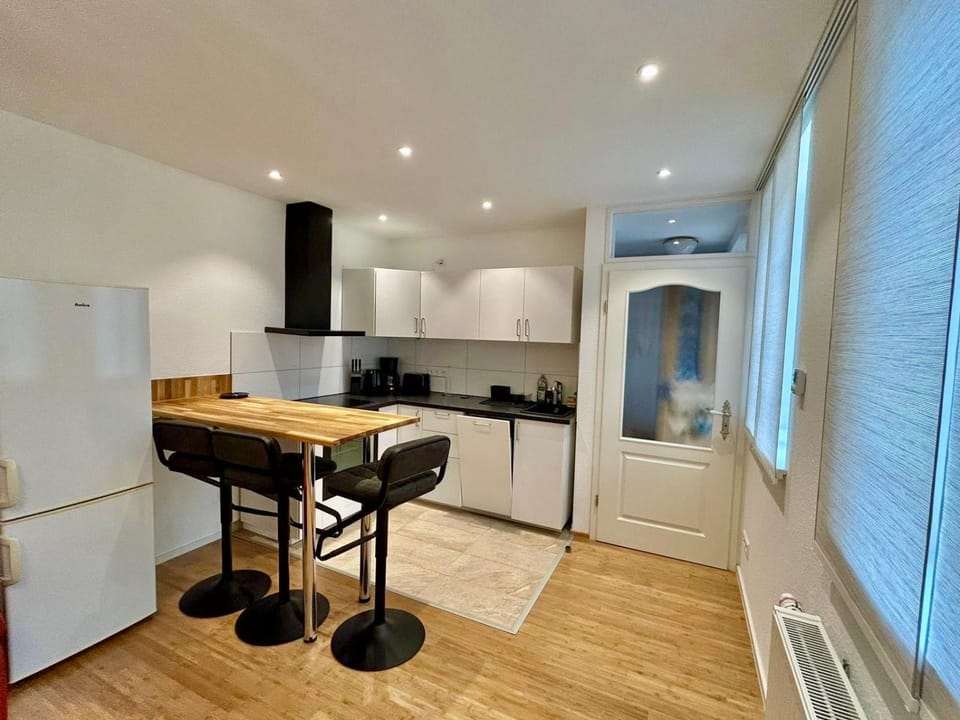 Kitchen or kitchenette, Dining area, minibar, stove