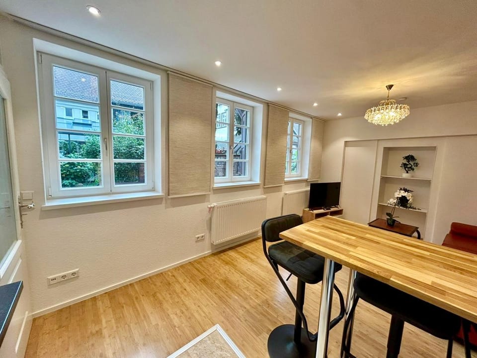 TV and multimedia, Kitchen or kitchenette, Living room, Seating area, Dining area