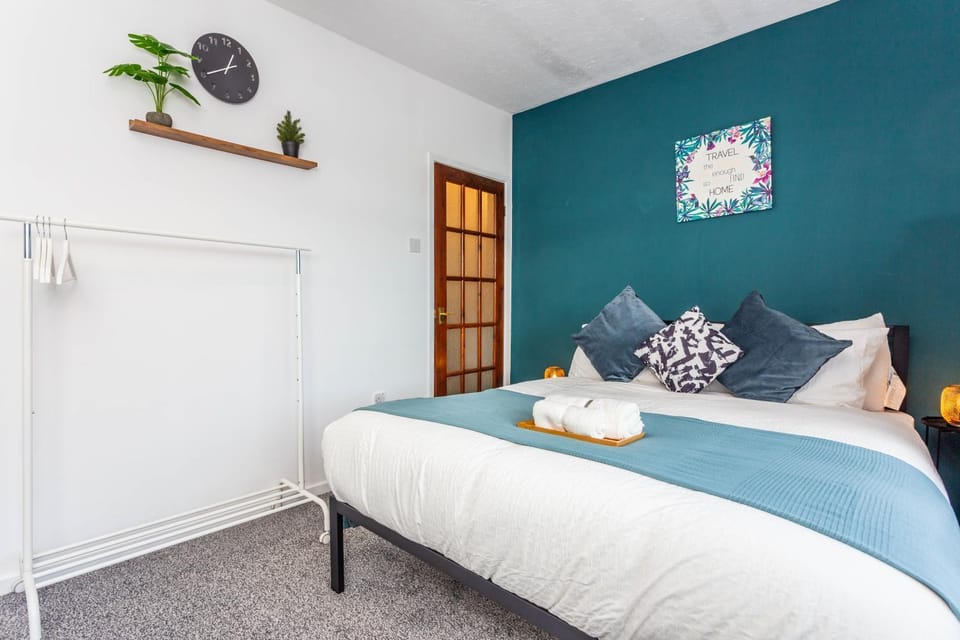 Bed, Photo of the whole room, Bedroom, towels