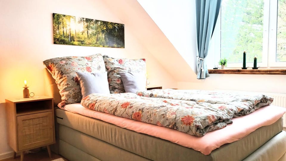 Bed, Photo of the whole room, Bedroom