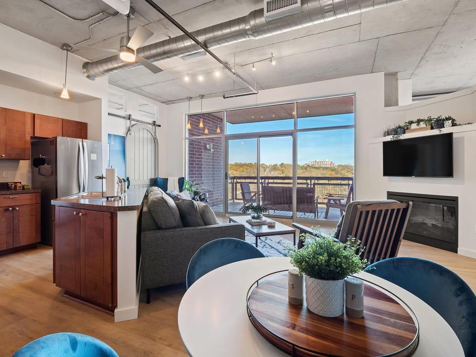 Northside District Loft - Panoramic Valley Views House in Akron