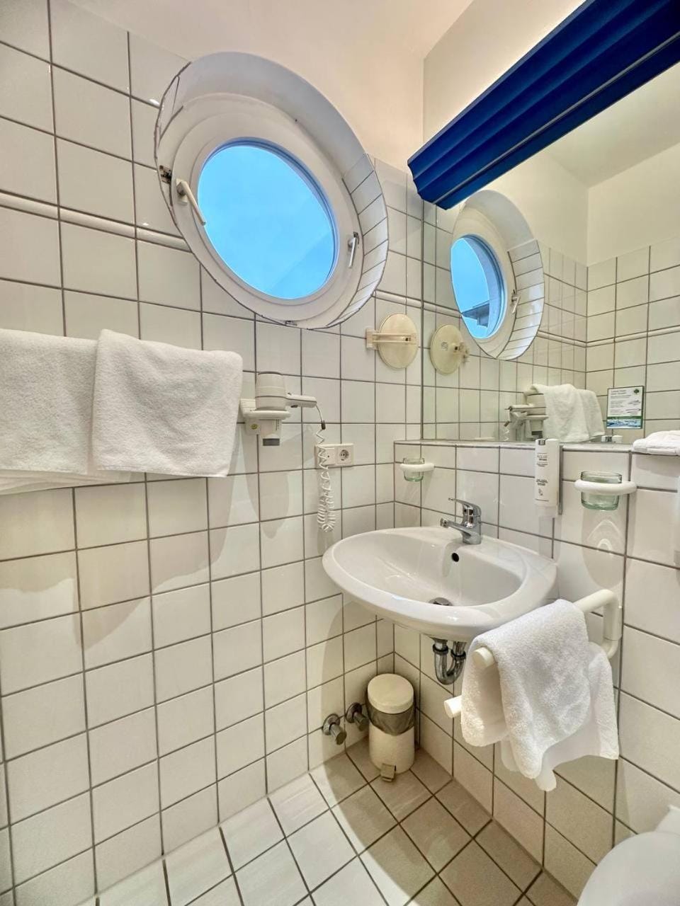 Toilet, Bathroom, towels