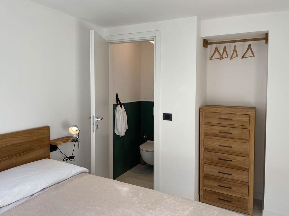 Bed, Bathroom, Photo of the whole room, Bedroom