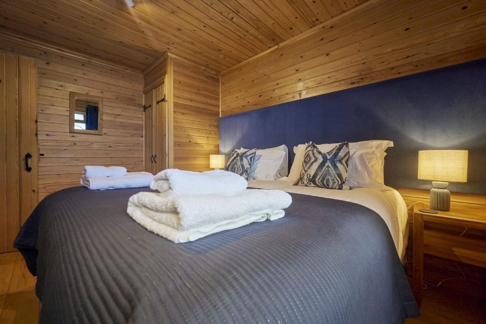 Property building, Bed, Bedroom