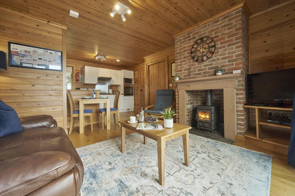 Property building, Kitchen or kitchenette, Living room, Dining area, flat iron, minibar, pet friendly, stove