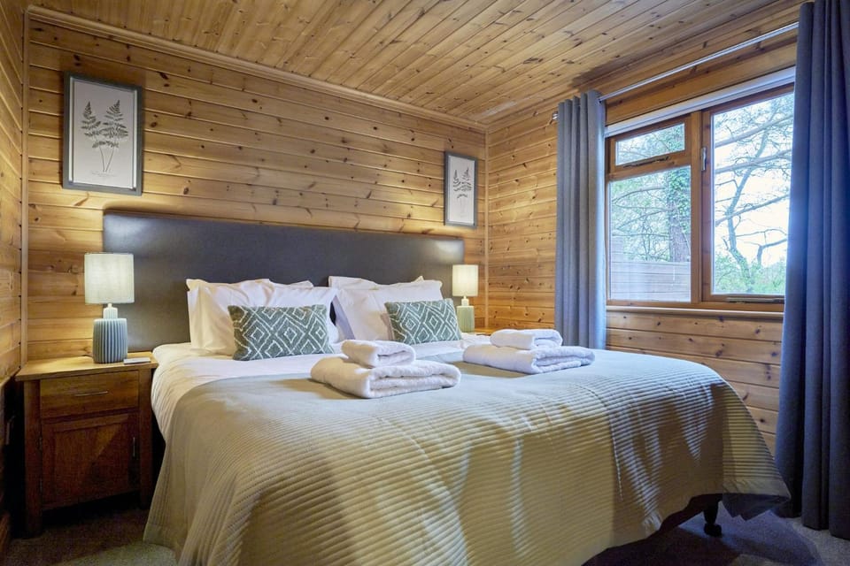 Property building, Bed, Bedroom