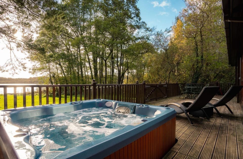 Property building, Natural landscape, Hot Tub, Lake view, sunbed