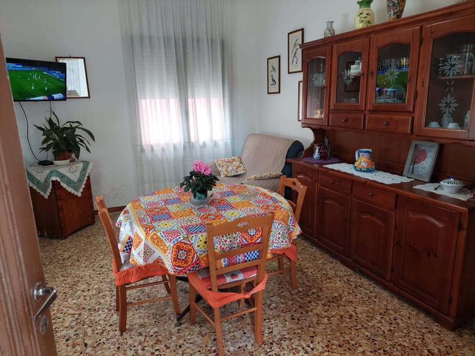 TV and multimedia, Seating area, Dining area