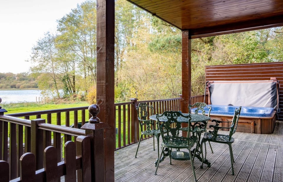 Property building, Hot Tub, Balcony/Terrace, Lake view