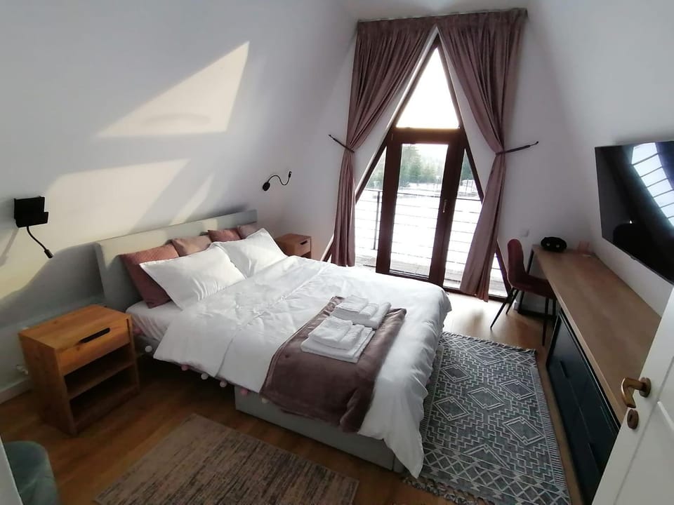 Bed, TV and multimedia, Bedroom