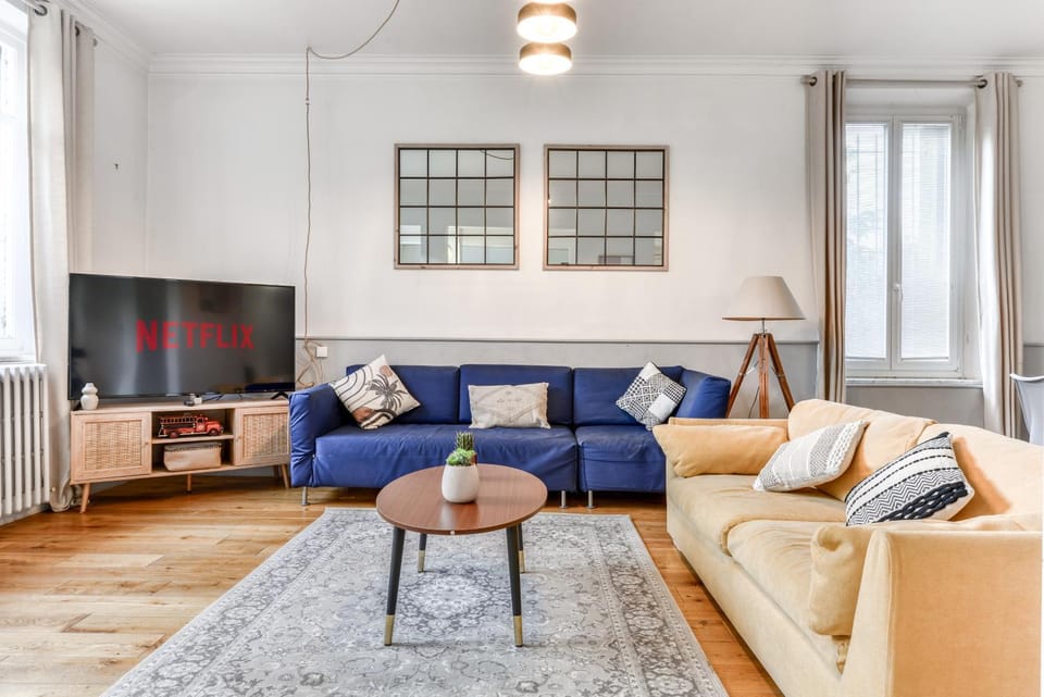 Communal lounge/ TV room, TV and multimedia, Living room, Seating area, Evening entertainment