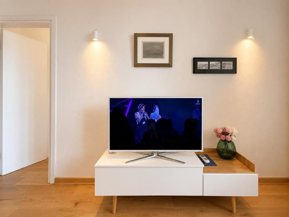 Communal lounge/ TV room, TV and multimedia, Evening entertainment