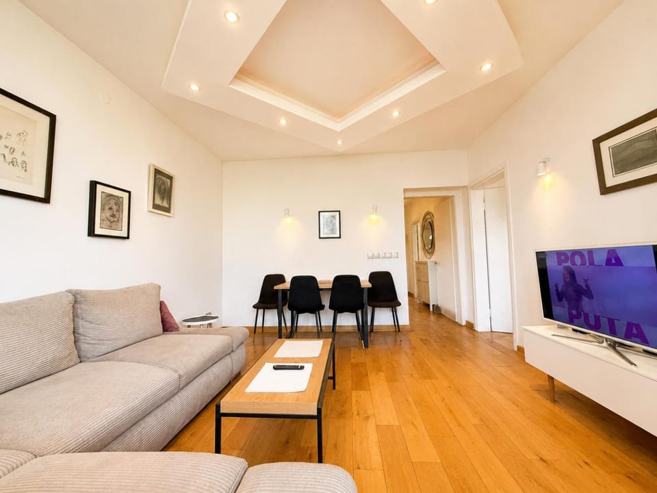 Communal lounge/ TV room, TV and multimedia, Living room, Seating area, Evening entertainment