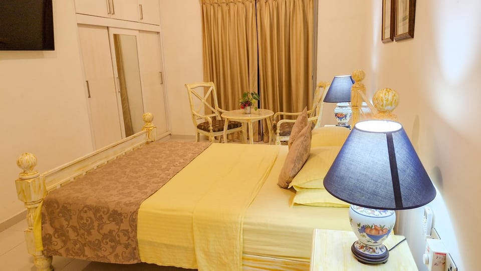 Photo of the whole room, Bedroom