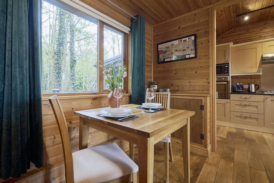 Property building, Coffee/tea facilities, Kitchen or kitchenette, Dining area, pet friendly, stove