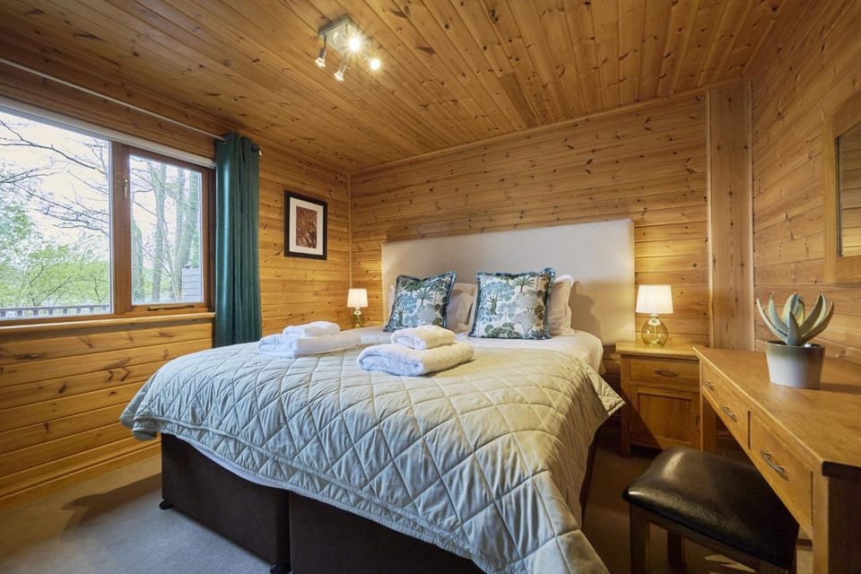 Property building, Bed, Bedroom, towels