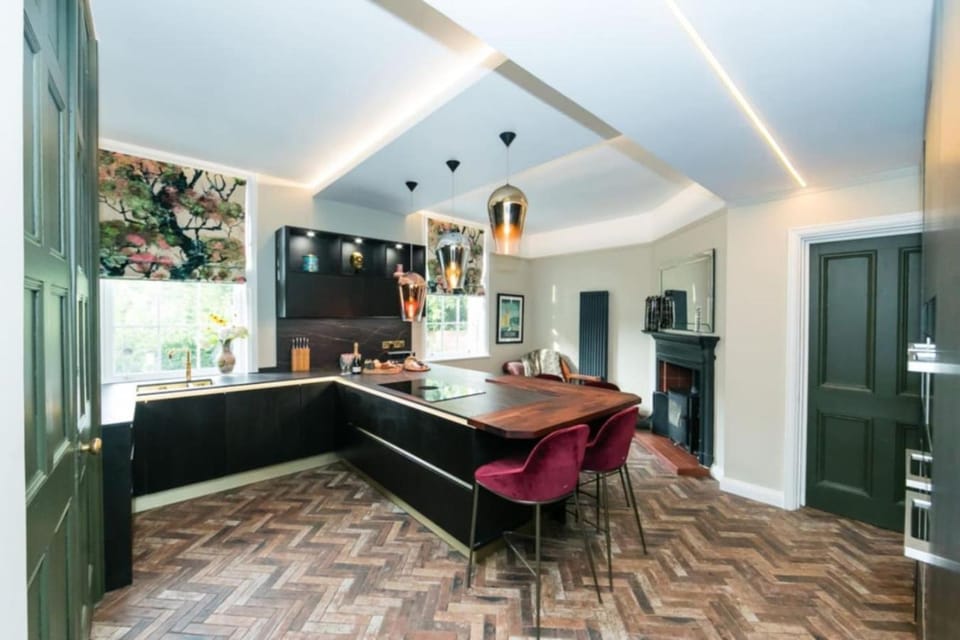 The West Wing at Hillthorpe Manor with Gardens & Private Hot Tub House in Selby