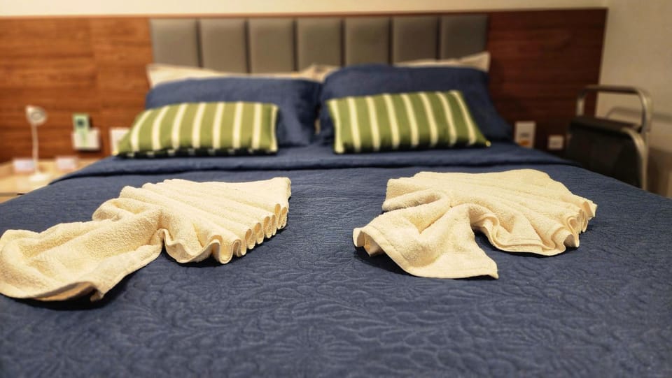 Bed, Photo of the whole room, Bedroom, towels