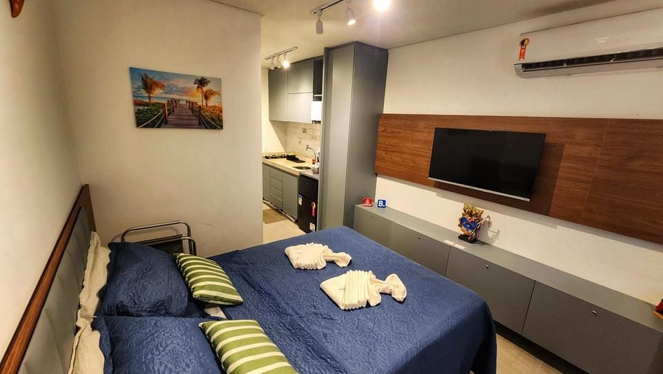 Bed, TV and multimedia, Photo of the whole room, Bedroom, towels, wardrobe, air conditioner