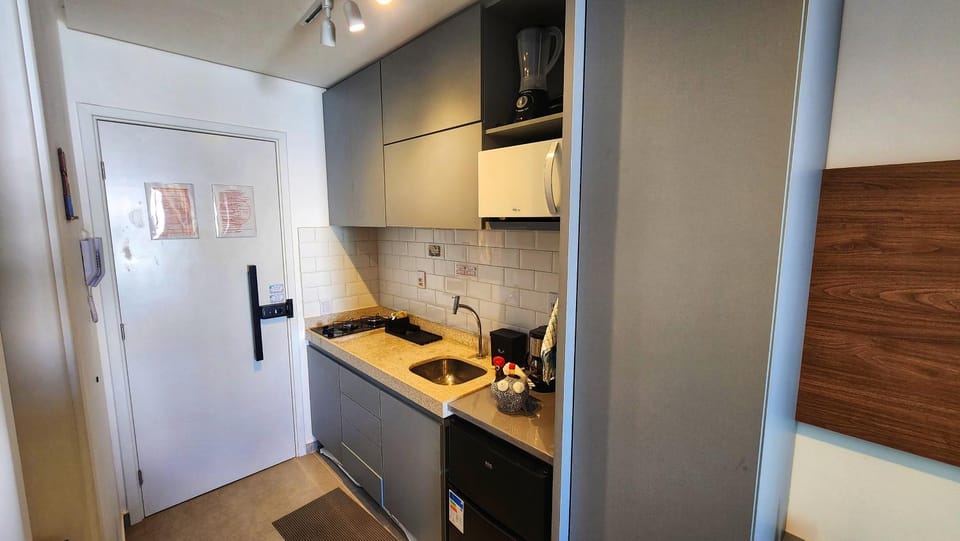 Kitchen or kitchenette, minibar, oven, stove