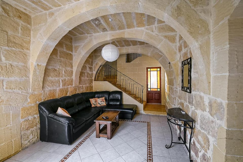4 Bedroom Farmhouse with Large Private Pool House in Malta