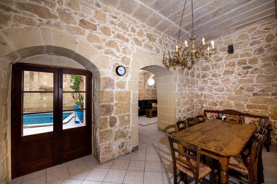 4 Bedroom Farmhouse with Large Private Pool House in Malta