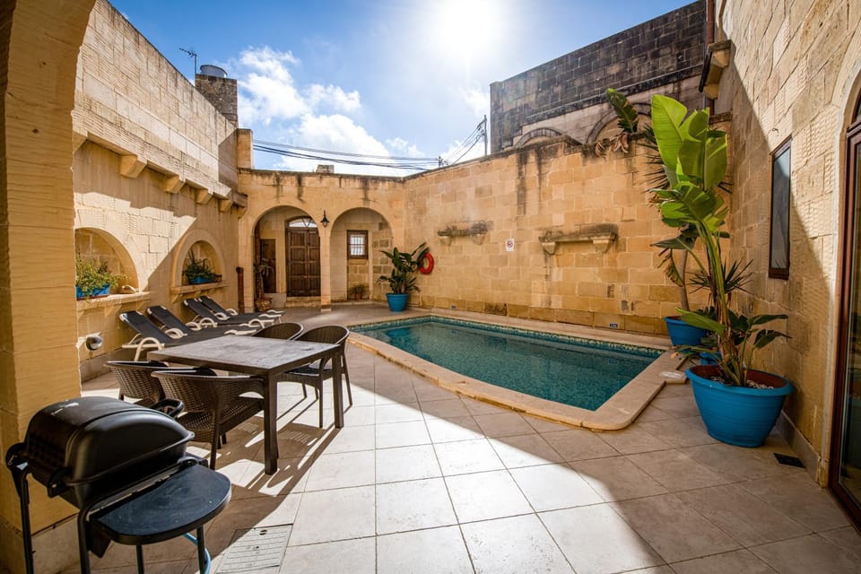 4 Bedroom Farmhouse with Large Private Pool House in Malta