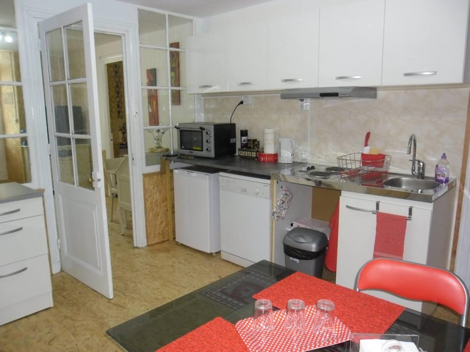 Property building, Kitchen or kitchenette, Living room