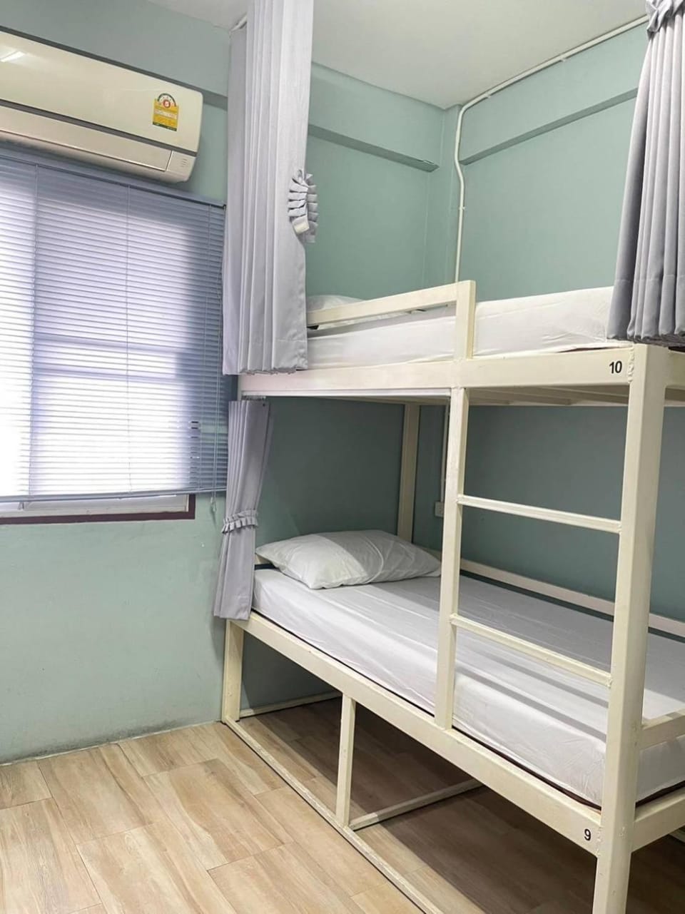 Bed, Photo of the whole room, bunk bed, air conditioner