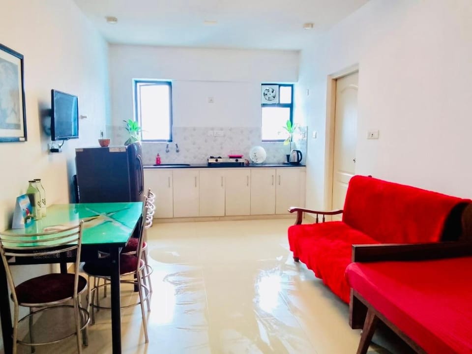 TV and multimedia, Kitchen or kitchenette, Living room, Seating area, Dining area