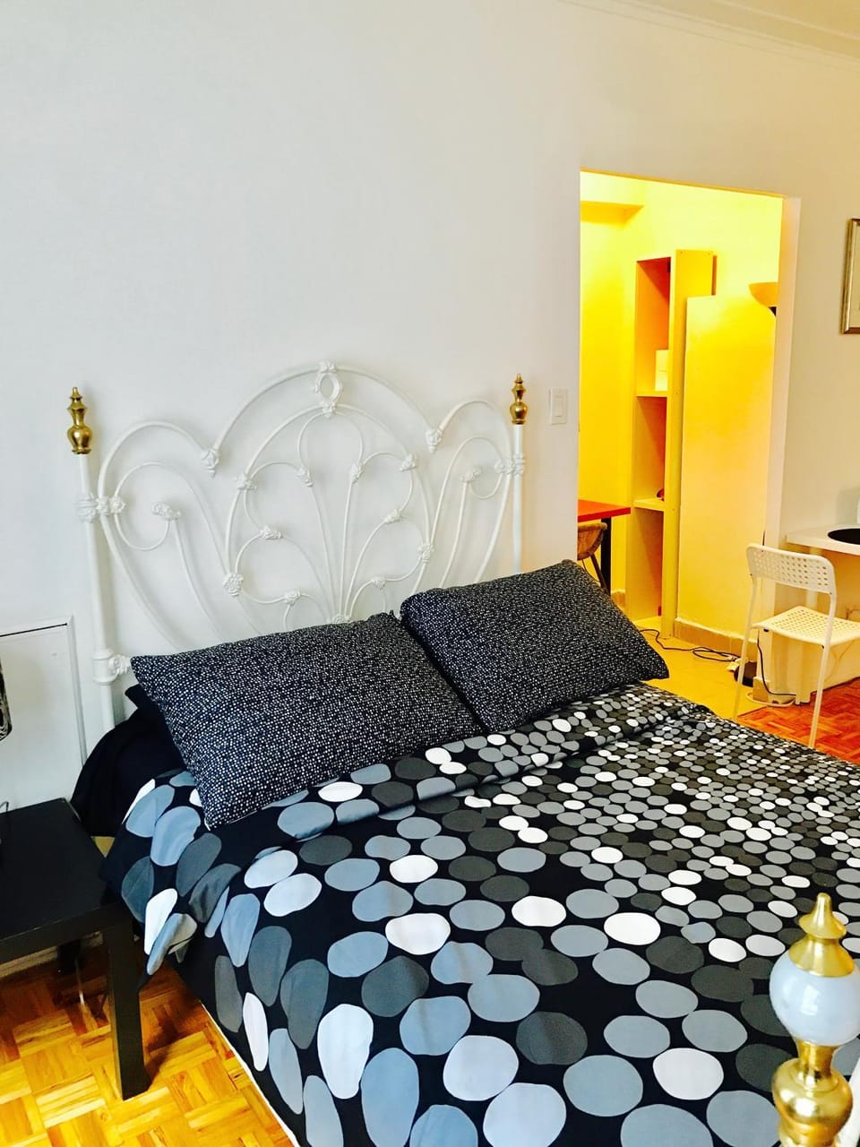 Stylish Montreal Apartment: Comfortable Stay in the Golden Square Mile Apartment in Montreal