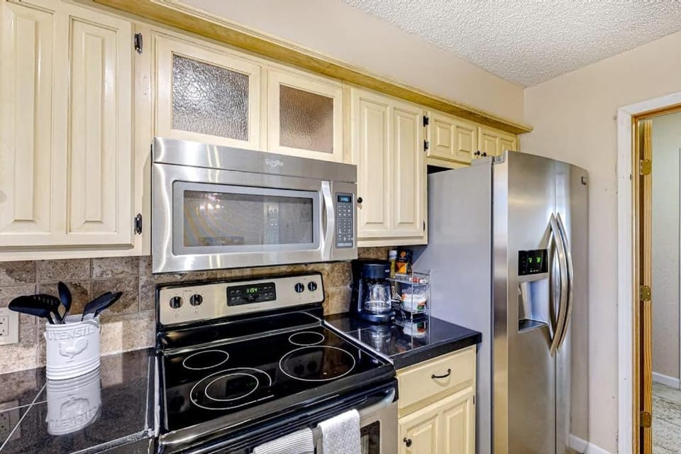 Coffee/tea facilities, Kitchen or kitchenette, stove