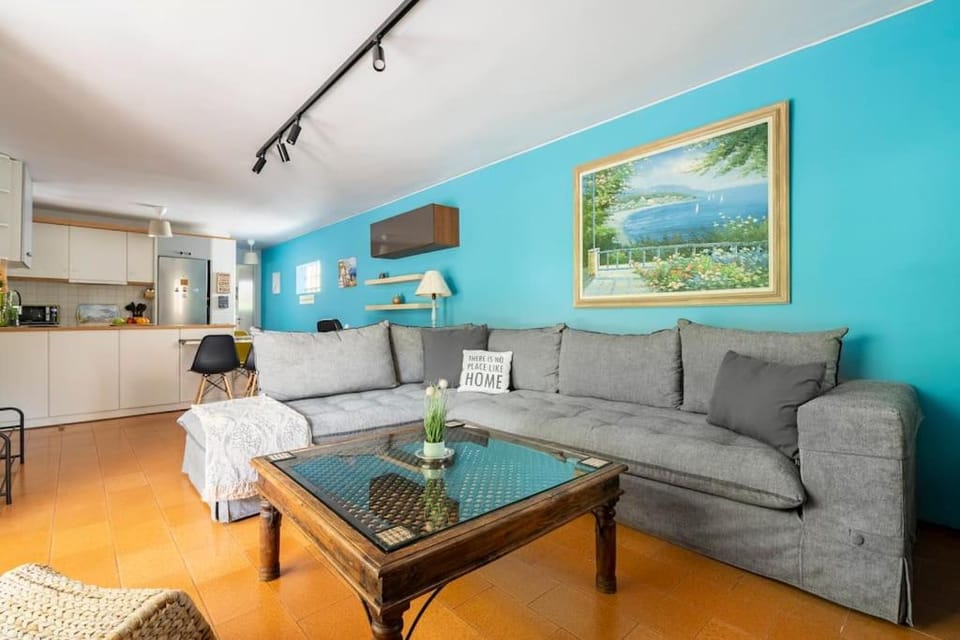 Kitchen or kitchenette, Living room, Seating area, Dining area, minibar, pet friendly