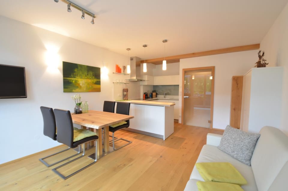 TV and multimedia, Kitchen or kitchenette, Living room, Seating area, Dining area