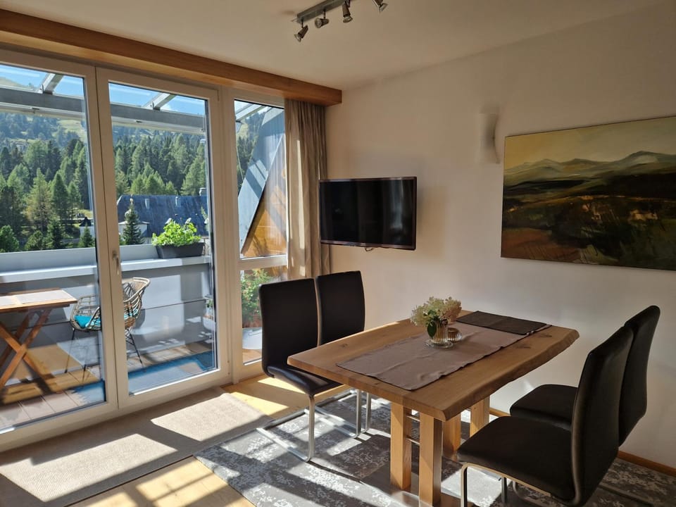 Communal lounge/ TV room, TV and multimedia, Living room, Seating area, Dining area