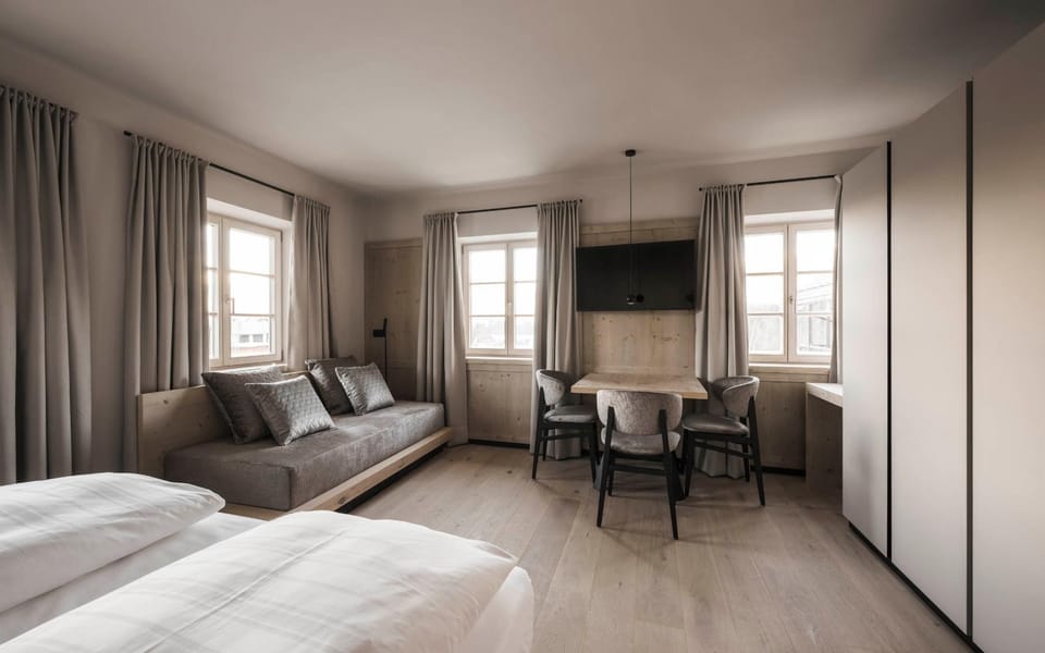 Photo of the whole room, Seating area