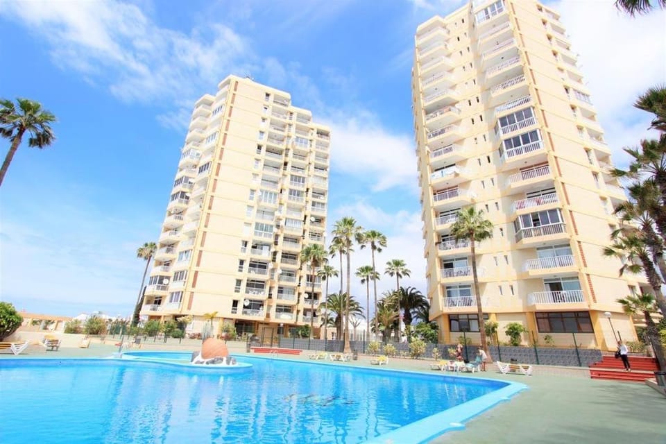 Property building, Day, Pool view, Swimming pool, sunbed