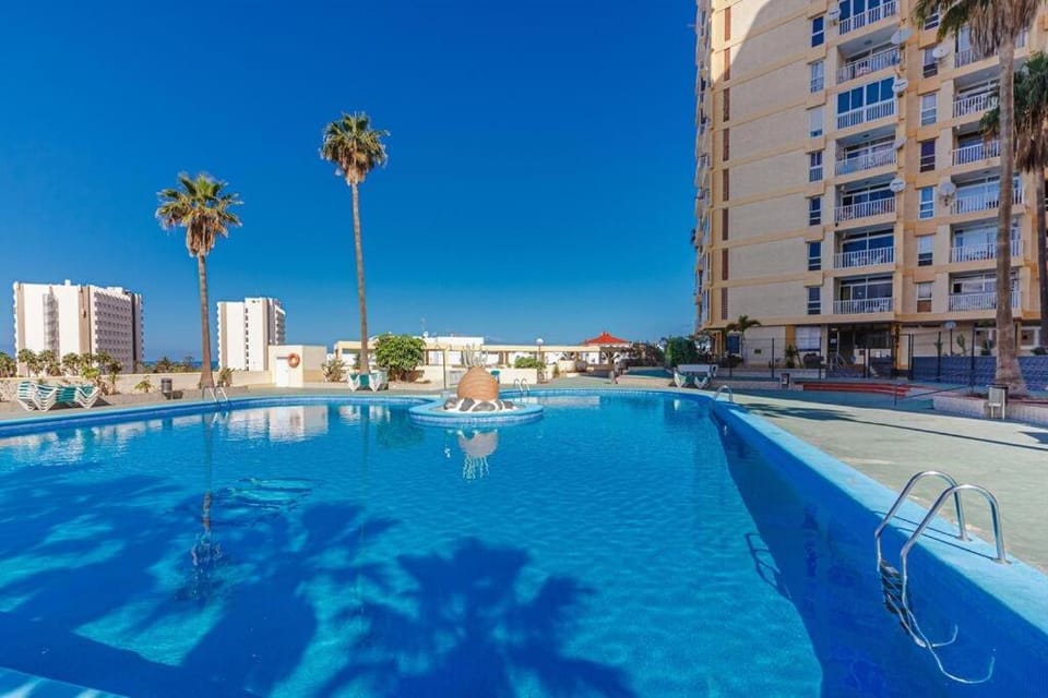 Property building, Swimming pool, sunbed