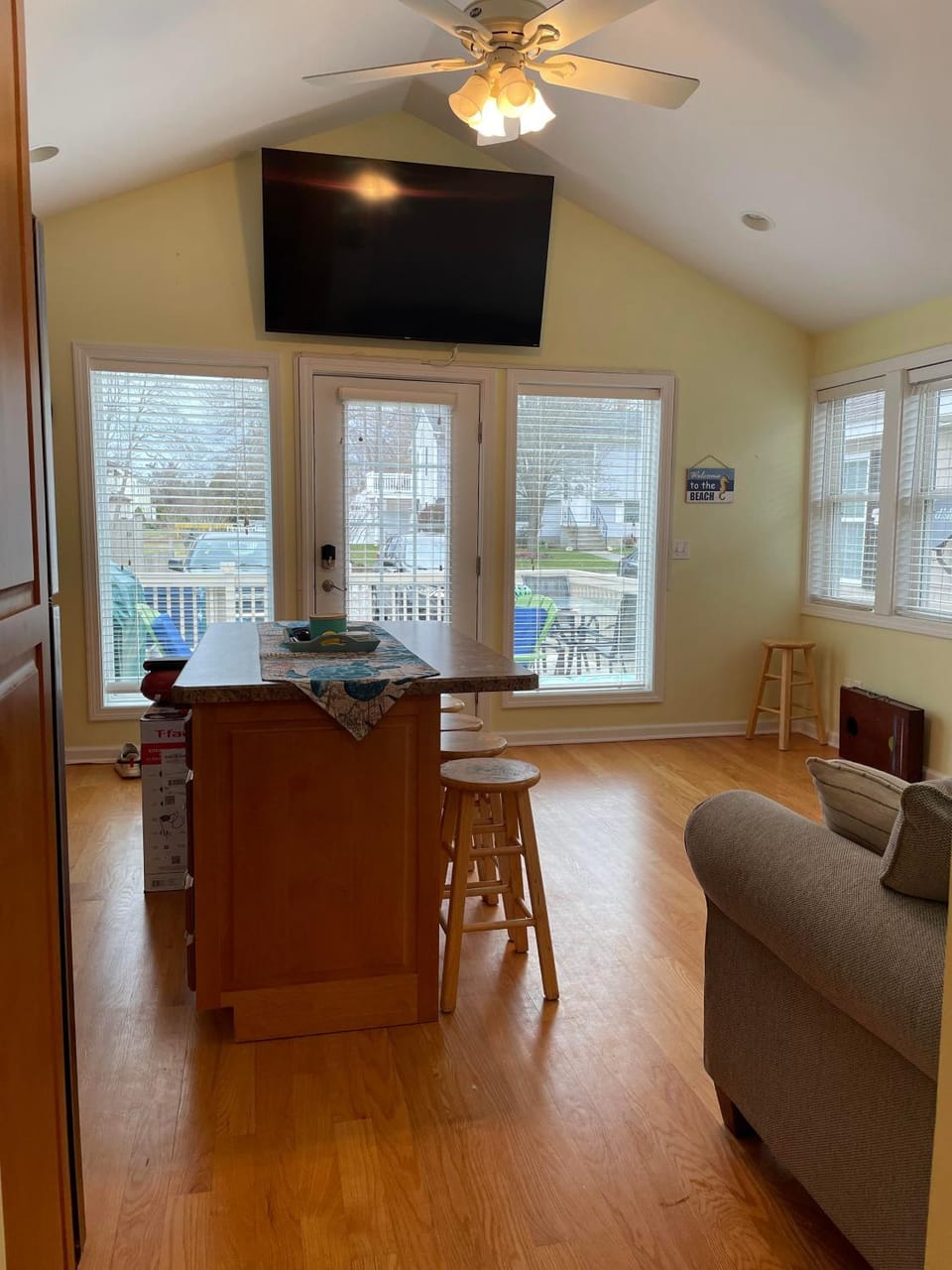 TV and multimedia, Living room, Seating area, Dining area, fireplace