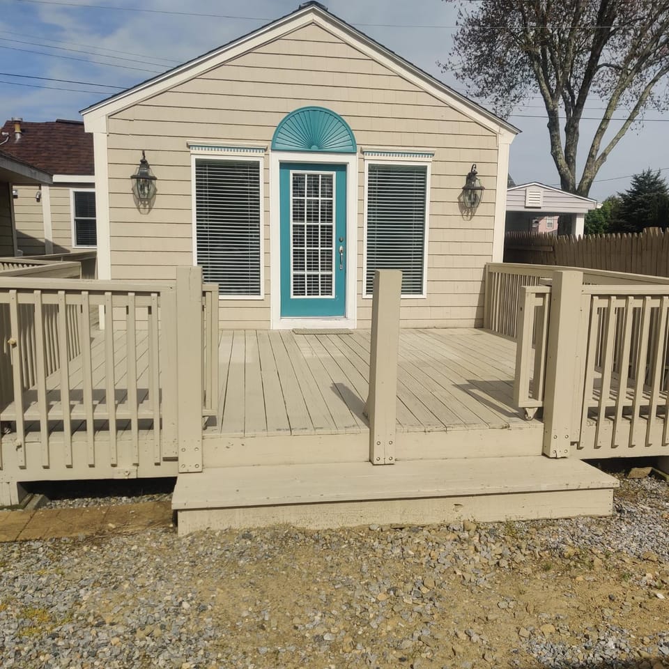 Property building, Facade/entrance, Day