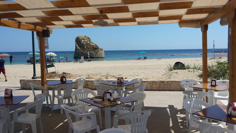 Restaurant/places to eat, Lounge or bar, Beach, Sea view