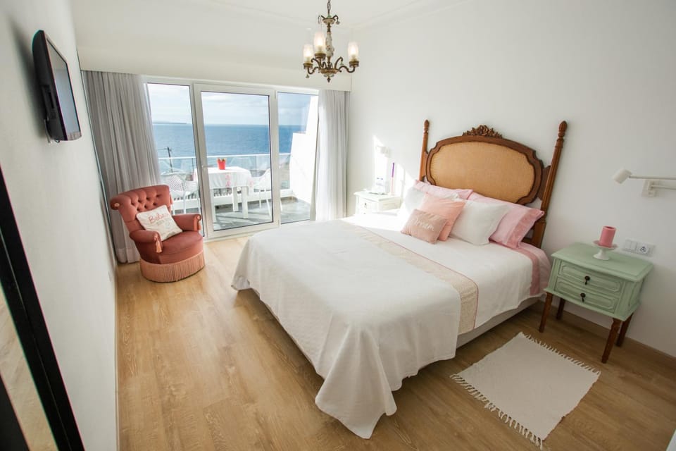 Bed, Natural landscape, TV and multimedia, Balcony/Terrace, Photo of the whole room, Bedroom, Sea view, Sunset, towels, air conditioner