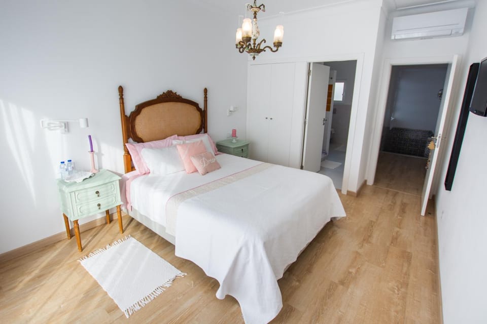 Bed, Photo of the whole room, Bedroom, wardrobe, air conditioner