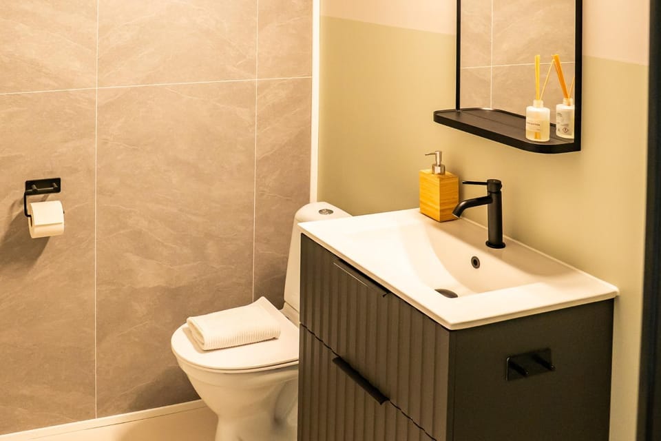 Shower, Toilet, Bathroom, towels