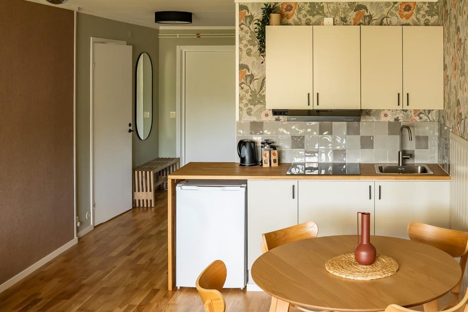 Kitchen or kitchenette, Dining area, stove