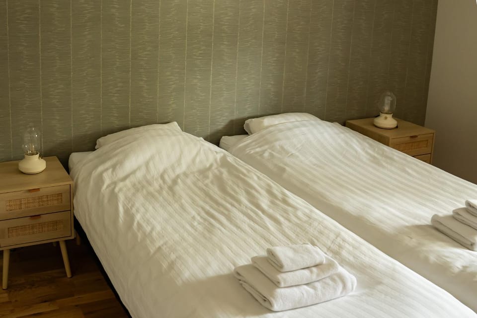 Bed, Bedroom, towels